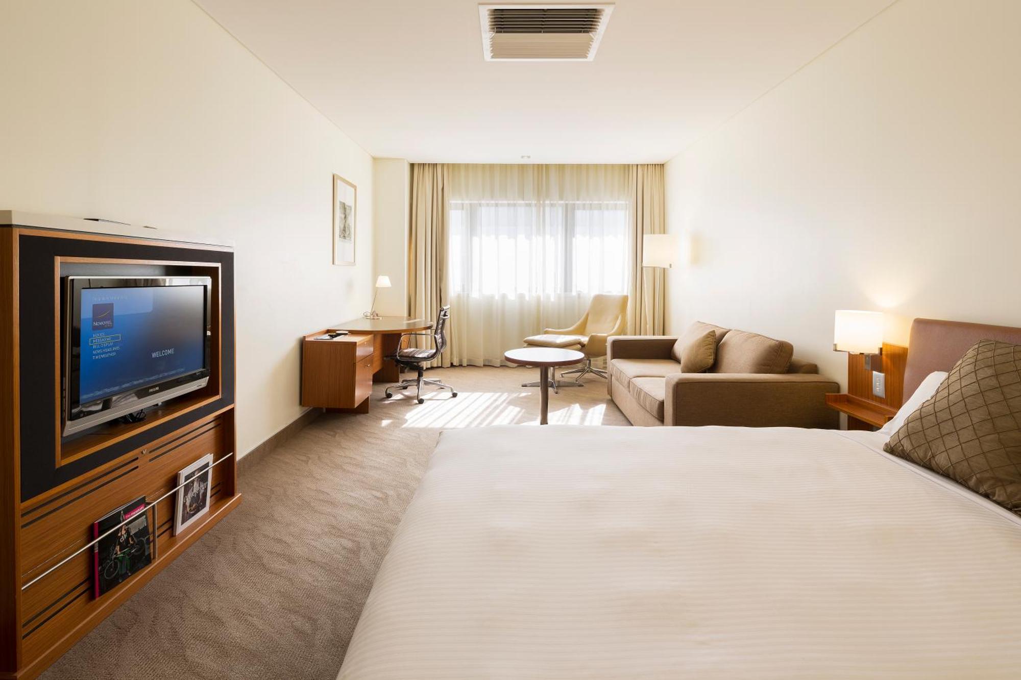 Accessible Room with 1 Queen Bed
