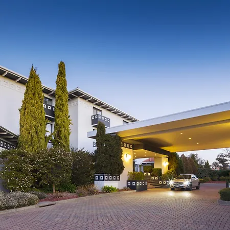 Ramada By Wyndham Diplomat Canberra-3